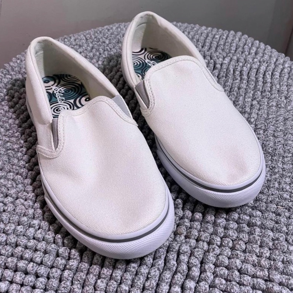 Eddie Bauer off-white Slip-ons SZ 6